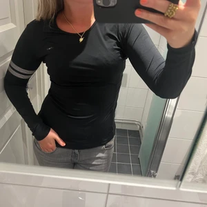 Snygg träningströja från stronger - Jättefint skick och sparsamt använd❤️ Jätteskönt och luftigt material! Den perfekta träningströjan❤️ Säljer då jag har två likadana 