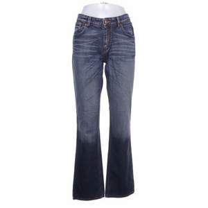 Super snygga vintage Lågmidgade jeans i bra skick. Innerbenslängd: 90cm  midjemått: 84cm i storlek M. Buda från 300kr!❤️