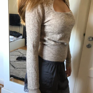 Zara tröja - Jätte fin stickad zara tröja som är sååå skön. Köptes för ungefär 2 år sedan och har inte kommit till så mkt användning. Den har inga defekter och är populär.❤️