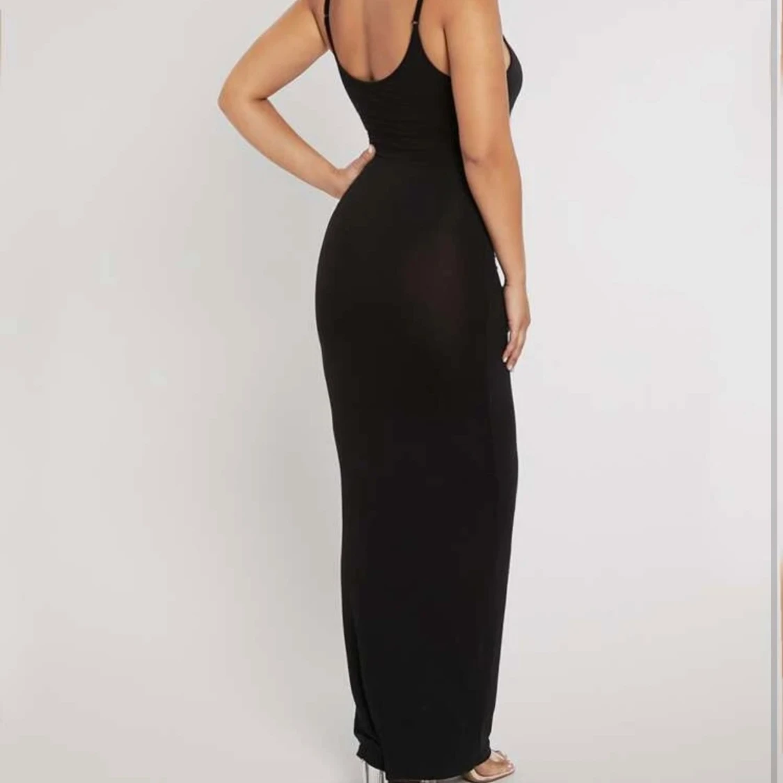 Lång svart klänning  - 90