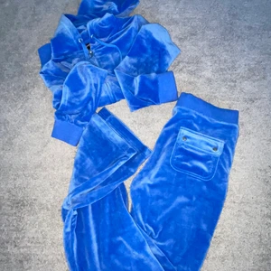 Juicy couture set i blå - Juicy couture set i blå. Storlek s på koftan och storlek M på byxan. Använd en gång pga byxan är för stor, men så fint set. Både byxan och koftan är köpt på juicy couture. OBS inga byten, köparen står för frakten!!