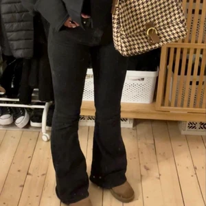 Jeans  - Säljer dessa utsvängda jeans från Gina💓