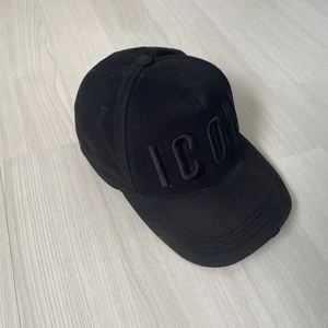 Dsquared2 keps - Dsquared2 ICON keps. Passar alla storlekar. Kan diskutera om priset. Köparen betalar frakten.