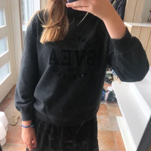 Tjocktröja  - Tjocktröja som är väldigt skön att ha under vintern. Har inte använt den så mycket så den är i väldigt bra skick. Är för kort på mig i ärmarna så därför säljer jag tröjan. Skriv om ni ha fler frågor eller vill ha fler bilder!💕