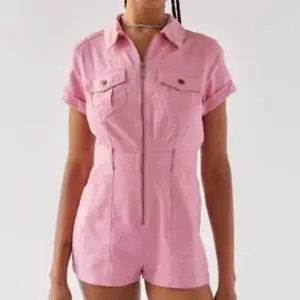 Rosa linne-playsuit från Urban Outfitters. Oanvänd då jag beställde fel storlek. Kosta 69€ men blev 1300 kr med frakt osv. Pris kan diskuteras!!🥰 