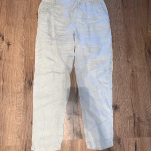 Linnebyxor  - Linnebyxor från Zara. Jag säljer dem pågrund av att jag köpte fel storlek. Dem är testade en gång men tyckte inte de passade mig. Annars är de väldigt snygga och fräscha👍  Köparen står för frakt!