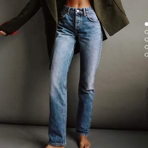 Säljer dessa populära zara jeans i storlek M! 