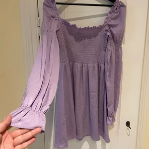 Lila sommarklänning - Supersöt klänning från h&m som aldrig är använd. Köparen står för frakt, kan mötas upp i Lund.