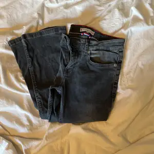 Low waist grå/svart Tommy Hilfiger jeans i storlek 152. Inte använda och är fullt hela. Det är väldigt stretschiga jeans så passar även någon som bär storlek 34. Ordinarie pris 800kr men väljer att sälja för 500 plus frakt.
