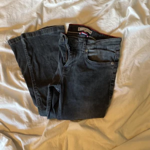 Low waist Tommy Hilfiger jeans  - Low waist grå/svart Tommy Hilfiger jeans i storlek 152. Inte använda och är fullt hela. Det är väldigt stretschiga jeans så passar även någon som bär storlek 34. Ordinarie pris 800kr men väljer att sälja för 500 plus frakt.