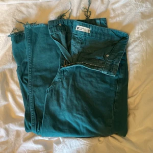 Ginatricot jeans  - Ginatricot jeans i storlek 30.  Dom sitter tightt runt låren och blir pösigare nertill. Använt fåtals gånger och är fullt hela. Ordinarie pris är 500kr men väljer att sälja för 200 plus frakt 