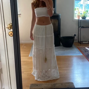 Vit lång kjol - Superfin vit lång kjol med spetsdetaljer som jag köpt i Spanien, säljer då den är lite för lång för mig. Är 161 cm lång. Det står M/L på lappen men har vanligtvis stl xs och den sitter bra förutom längden!💓