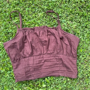 Topp  - Brun topp från divided, storlek xxs/32❤️‍🔥 skrynklad vid brösten. Köptes för ca 1 år sen och inte använd så många gånger, köptes för ca 100kr❤️‍🔥 