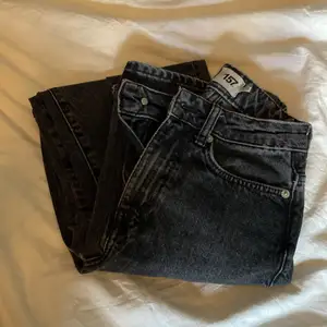 Wide leg 157 jeans i storlek xxs. Välanvända men är fullt hela. Ordinarie pris 300kr men väljer att sälja för 100kr plus frakt.