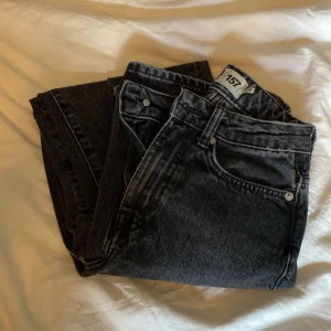 Wide leg 157 jeans - Wide leg 157 jeans i storlek xxs. Välanvända men är fullt hela. Ordinarie pris 300kr men väljer att sälja för 100kr plus frakt.