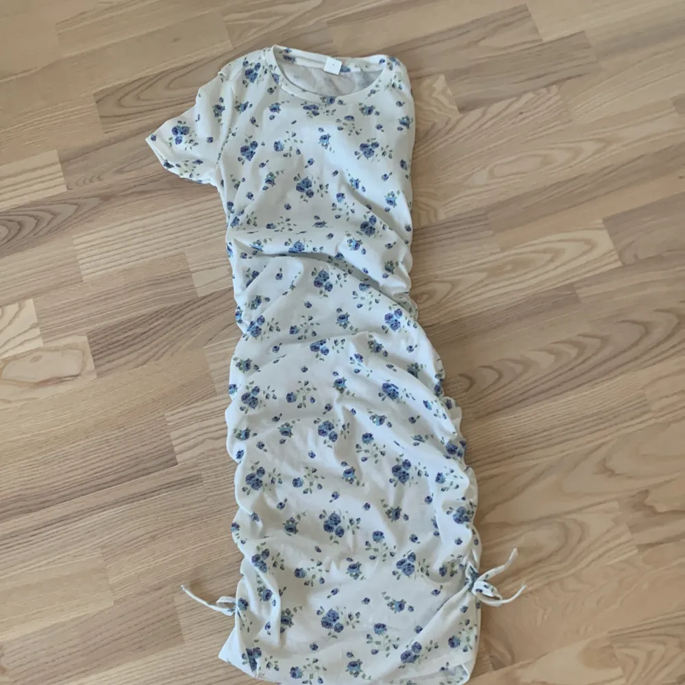 Jätte fin blommig klänning från Shein! Knyten på sidorna! Super stretchig. Lite genomskinlig! Säljer för inte den är min stil. Använt den 1 gång!. Klänningar.