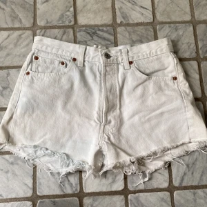 Vintage Levis Shorts - Jättefina Levis jeans shorts som jag köpt vintage! Tyvärr för små för mig nu. Litet hål där bak (se bild 3). Väldigt ljust blå, nästan vita! Men inte kritvita 🤍 står W 29 men passar mindre 