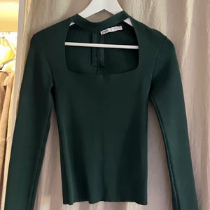 Mörkgrön festtopp - Superfin topp från zara! Färgen gör sig inte helt riktig i kameran men en mörkgrön superfin färg perfekt inför hösten! 