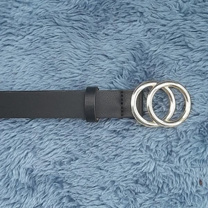 Svart bälte - Säljer detta bälte från H&M. Har försökt göra två egna hål men de gick inte så därför har den två märken (kolla sista bild)  men det är inget man tänker på. Jag säljer bältet för jag gillar det inte och de kommer inte för andvändning. 