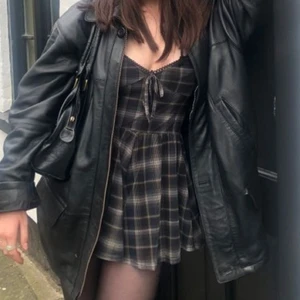 Klänning 🥰 - (Första bilden är tagen från Pinterest). Jätte fintskick! Köpte på Urban Outfitters förra sommaren, älskar den, men använder tyvärr inte längre. ”Kjolen” är egentligen shorts, men ser precis ut som en vanlig klänning när man har den. Storlek L, mer som M