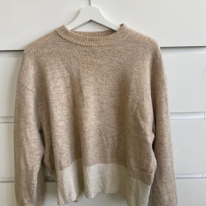 Stickad tröja  - Säljer nu denna bege stickade tröjan från h&m! 💓  Köparen står för frakten 