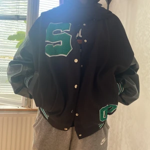 Oversized logo bomberjacka  - Jackan är helt ny är i stirlek S men förnekar för M lika bra jätte fin overized. Jackan va för stor på mig och tyckte att den inte passade mig.