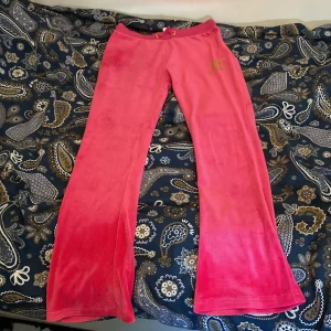 Juicy couture  - Säljer mina helt ny juicy byxor för dem inte används är storlek 168 men funkar på mig som har XS/S