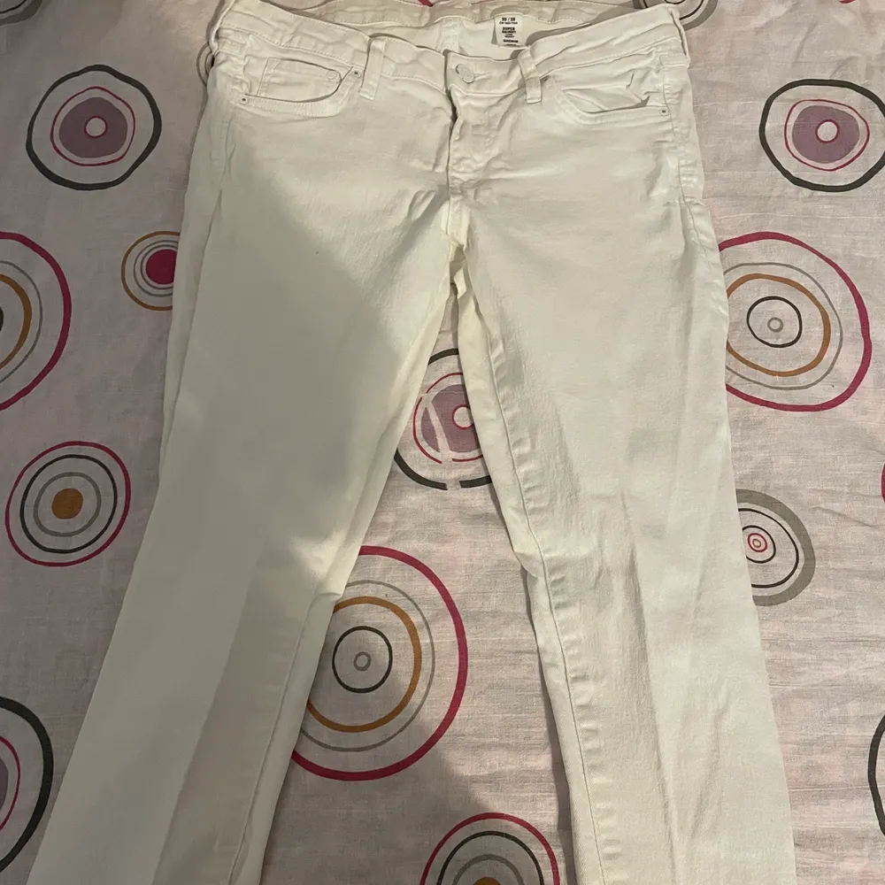 White fit to Medium. 30 kronor. Jeans & Byxor.
