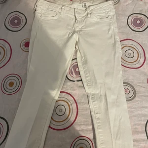 Jeans - White fit to Medium. 30 kronor