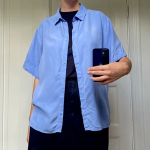 Blå skjorta - Oversize skjorta från weekday! Jättemjuk och bra till typ allt men använder inte längre! Litet hål men inget man ser och lättlagat<3