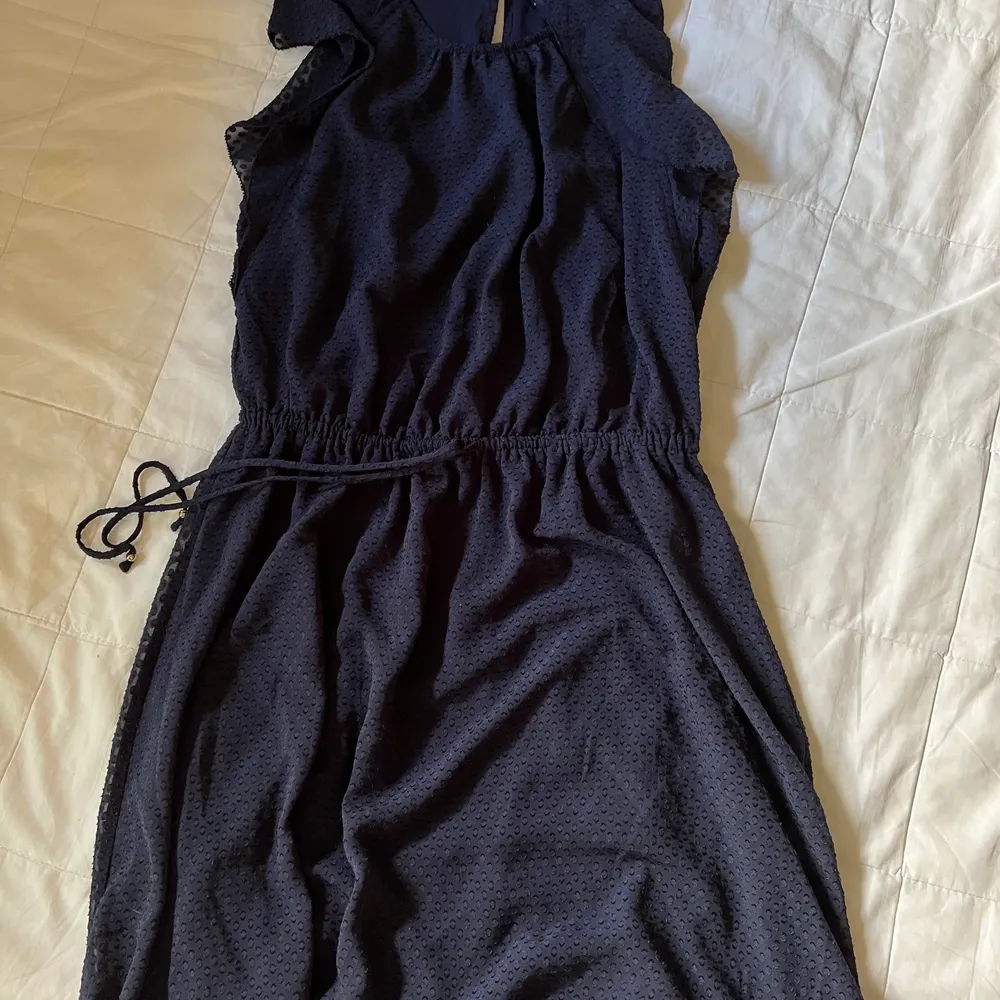 Mörkblå klänning från H&M.. Klänningar.