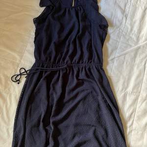 Mörkblå klänning från H&M.