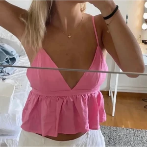 Rosa topp - ( Lånade bilder ) jag säljer nu en rosa topp i storlek S man kan även Justera  banden på den❤️