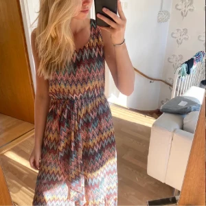 klänning missoni - jättefin klänning i liknande missoni mönster💕💕bilderna är från förra ägaren