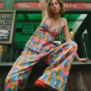 Plisserad set  zara - Ett set från zara som är ny (bara prövad)  Bilden är på modellen, skriv om ni vill ha flera bilder 