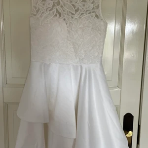 Klänning - Vit klänning med spets upp till. Tyvärr fått lite sminkräster på ryggen vilket man ser på sista bilden. Men inget man tänker på särskilt när den sitter på.