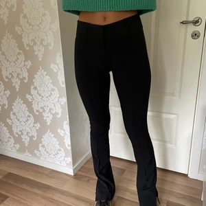 Kostymbyxor  - Säljer dessa långa kostymbyxor med slits då de tyvärr inte passar mig. Byxorna är små i storleken💕💕Helt oanvända!! Nypris 499kr