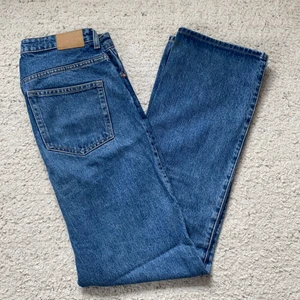 Weekday Jeans - Weekday jeans i modellen Rowe. Mörkblå tvätt, bra skick. De är långa i benen och straight fit. Kontakta för frågor, specifika mått eller fler bilder❣️