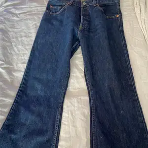 Säljer dessa snygga bootcut/flare Levis jeans för dom har börjat bli för små, använt ca 3 ggr. 