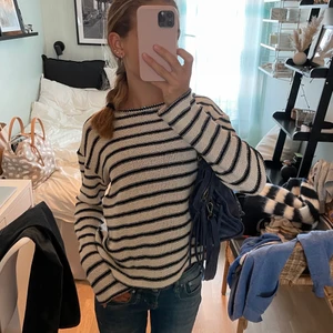 Stickad från Zara - säljer min stickade tröja från Zara i fint skick! ✨ Kan mötas upp i Sthlm eller frakta men då står du för frakten💕