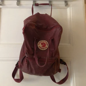 Fjällräven kånken, röd - Det är dags för min älskade kånken att få ett nytt hem.  Den är lite sliten, därav priset, men funkar utmärkt fortfarande!
