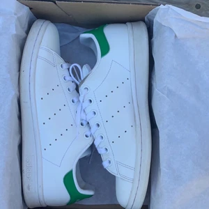 adidas stan smith skor - säljer mina jättefina gröna stansmith skor som ej har kommit till användning, de är i nyskick och har kartongen kvar, det är storlek 38 på skorna! de är ca 6 månader gamla och har några slitningar (skriv för bild) köpta för ca 800kr och säljer för 400