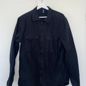 Skjortjacka  - Svart skjortjacka från H&M Väll använd Passar M/L
