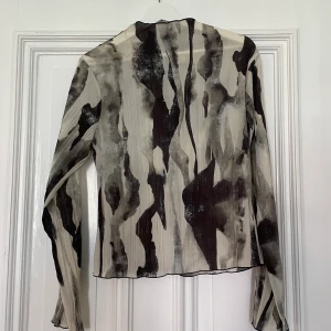 Blus - Genomskinlig blus med fint mönster. Oandvänd 
