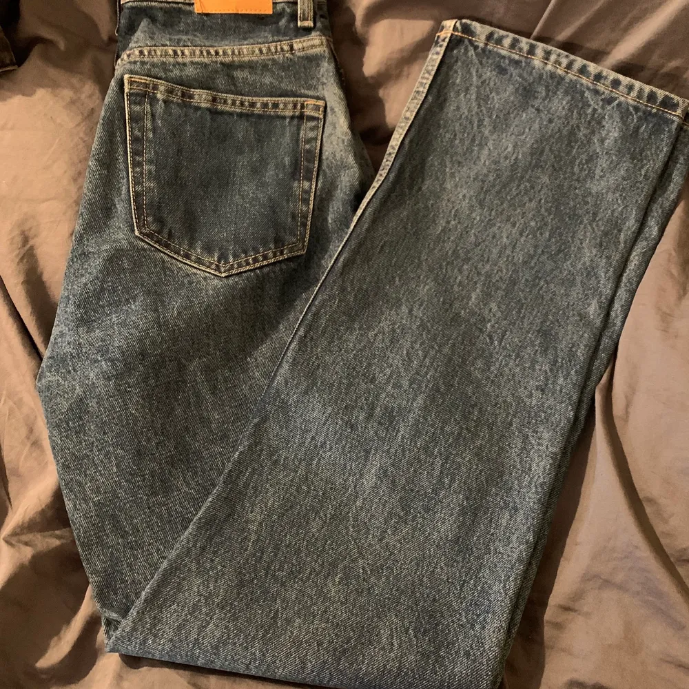 Helt nya weekday jeans i modellen Rowe. Meddela gärna om ni har några frågor eller vill ha fler bilder. . Jeans & Byxor.
