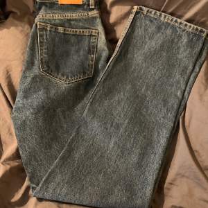 Helt nya weekday jeans i modellen Rowe. Meddela gärna om ni har några frågor eller vill ha fler bilder. 