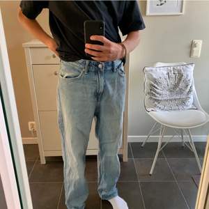 Sjukt snygga och sköna jeans. Måttligt använda, passar mig bra förutom något stora i midjan. Som referens är jag 181cm lång.
