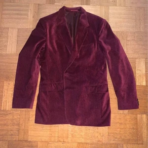 Vinröd kavaj - En kavaj i en riktigt fin färg. Lite mörkröd/vinröd. Väl tagen hand om. Storlek passar M/L 