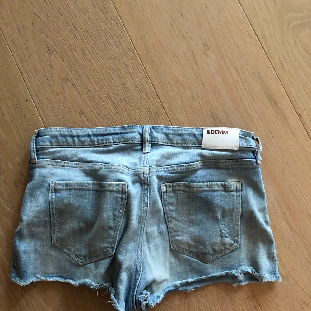 Söta jeans shorts från HM  i st 164. Ganska välanvända men fortfarande i bra skick!💕. Shorts.