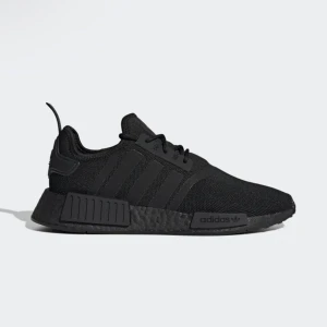 NMD_R1 PRIMEBLUE SHOES - Säljer mina skor som inte kommer till användning. Jag har ägd skorna ett tag men de är knappt använda. Det syns knappt att de är använda.  Storlek 37,5. Nypris 1599kr, mitt pris 1200kr. Pris kan även diskuteras vid snabb affär.  Köpare står för frakt 
